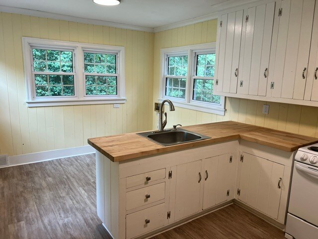 More Photos Of 636 Statesville Blvd, Salisbury Office For Sale