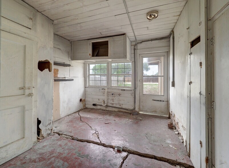 More Photos Of 1106 E Huisache Ave, Kingsville Apartments For Sale