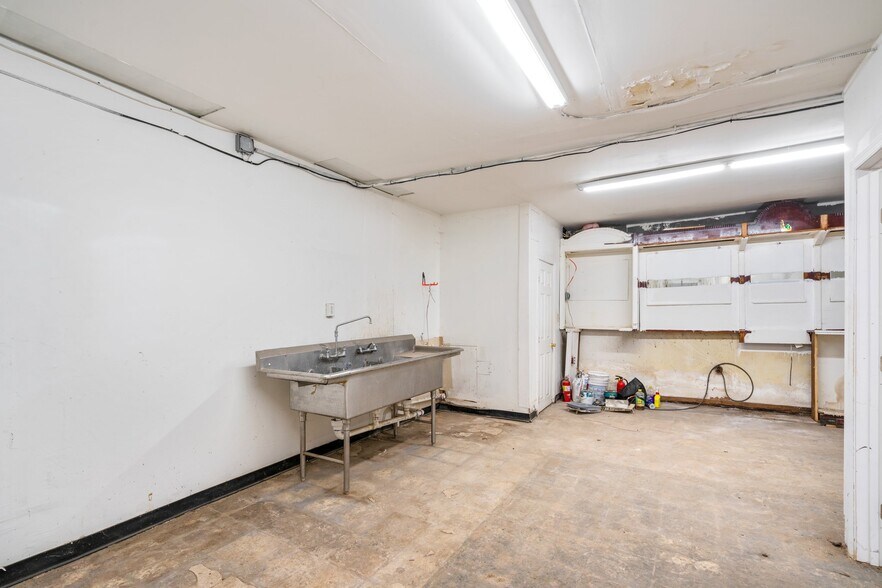 More Photos Of 2800 Huntingdon Ave, Baltimore Storefront Retail Residential For Lease