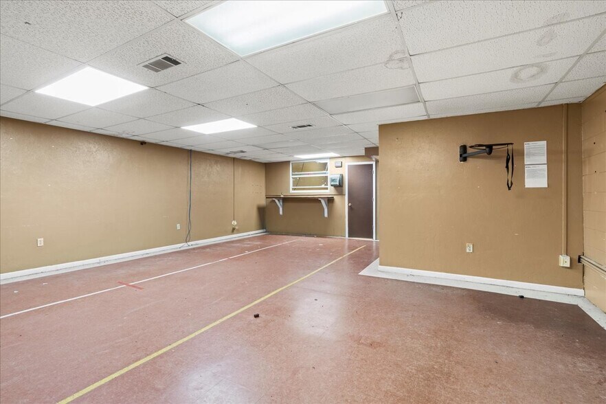 More Photos Of 1001 NE Waldo Rd, Gainesville Office For Sale