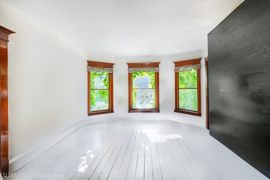 More Photos Of 428 W State St, Geneva Freestanding For Sale