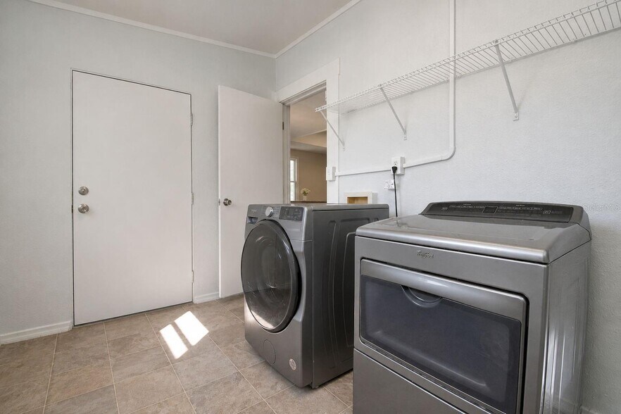 More Photos Of 208 Center St, Auburndale Office For Sale