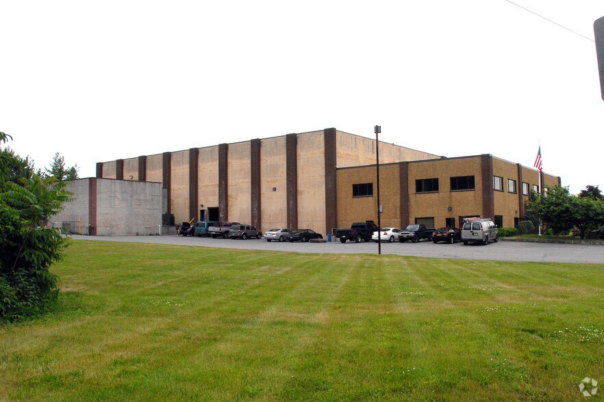 More Photos Of 7 Frontage Rd, Clinton Township Warehouse For Lease