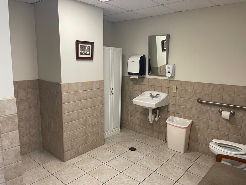 More Photos Of 600 Airport Rd, Wintersville Airplane Hangar For Lease