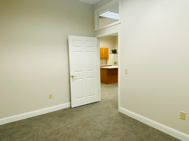 More Photos Of 12276 San Jose Blvd, Jacksonville Coworking Space