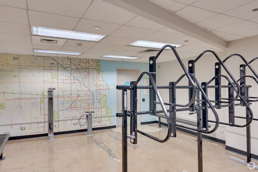 More Photos Of 121 W Wacker Dr, Chicago Office For Sale