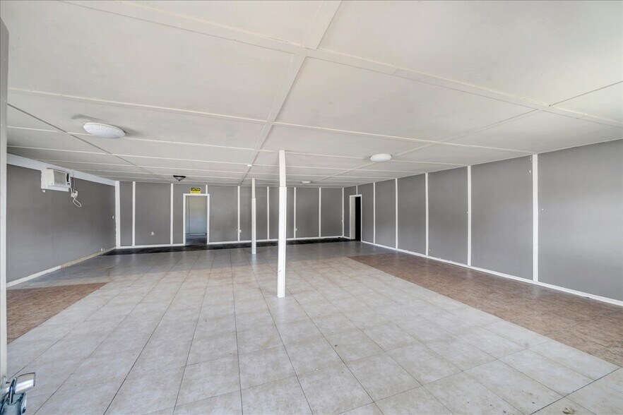 More Photos Of 131 S Jackson St, Hawkinsville Flex For Sale