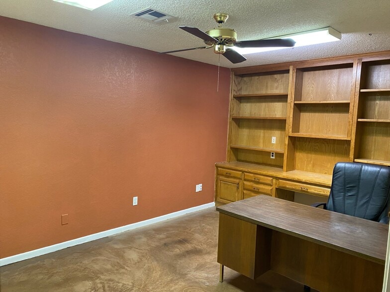More Photos Of 430 Towne Oaks Dr, Waco Showroom For Sale