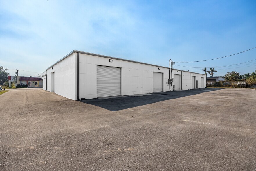 More Photos Of 30-40 Mildred Dr, Fort Myers Unknown For Lease