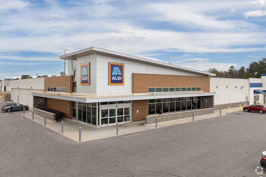 More Photos Of 3658 Airport Blvd, Mobile Unknown For Lease