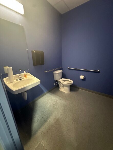 More Photos Of 4428-4450 Eagle Falls Pl, Tampa Warehouse For Lease