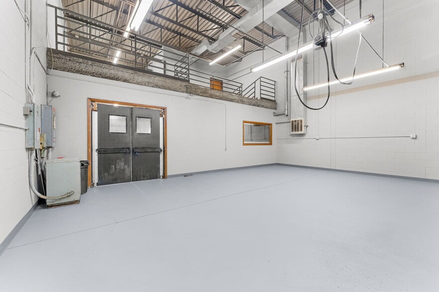 More Photos Of 34 Sullivan Rd, North Billerica Warehouse For Lease