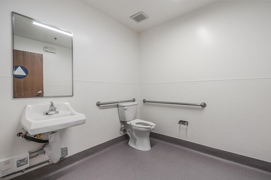 More Photos Of 12711 Ramona Blvd, Baldwin Park Warehouse For Lease