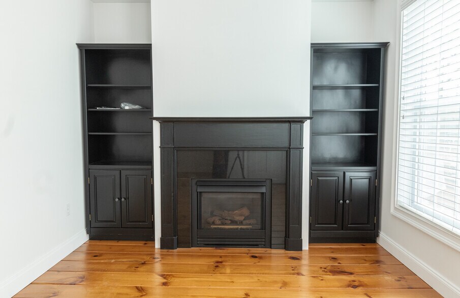 More Photos Of 72 Main St, Wiscasset Storefront Retail Residential For Sale