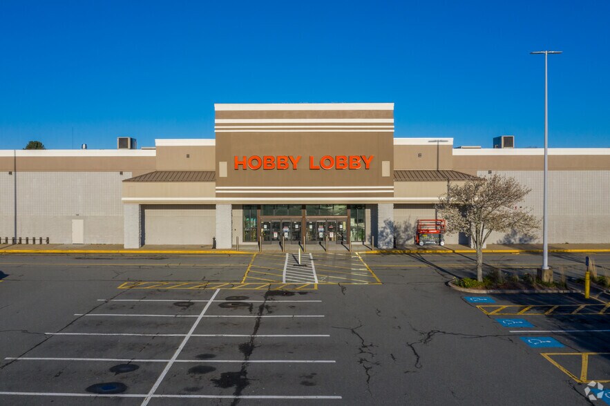 More Photos Of 200-380 Grossman Dr, Braintree Storefront For Lease