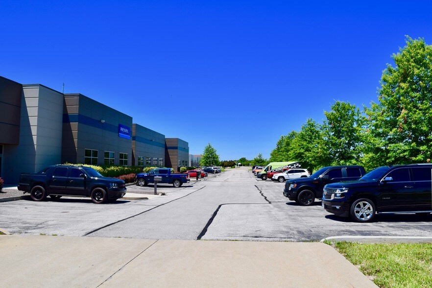 More Photos Of 201-215 Stag Industrial Blvd, Lake Saint Louis Warehouse For Lease