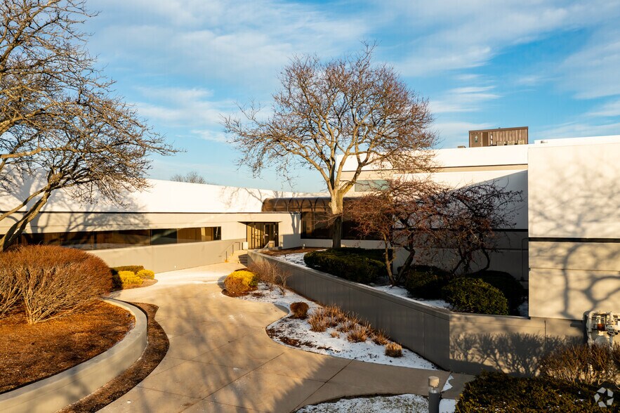 More Photos Of 31500 W 13 Mile Rd, Farmington Hills Medical For Lease