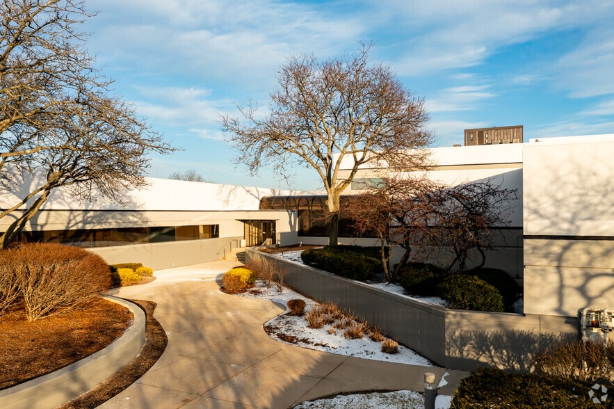 More Photos Of 31500 W 13 Mile Rd, Farmington Hills Medical For Sale