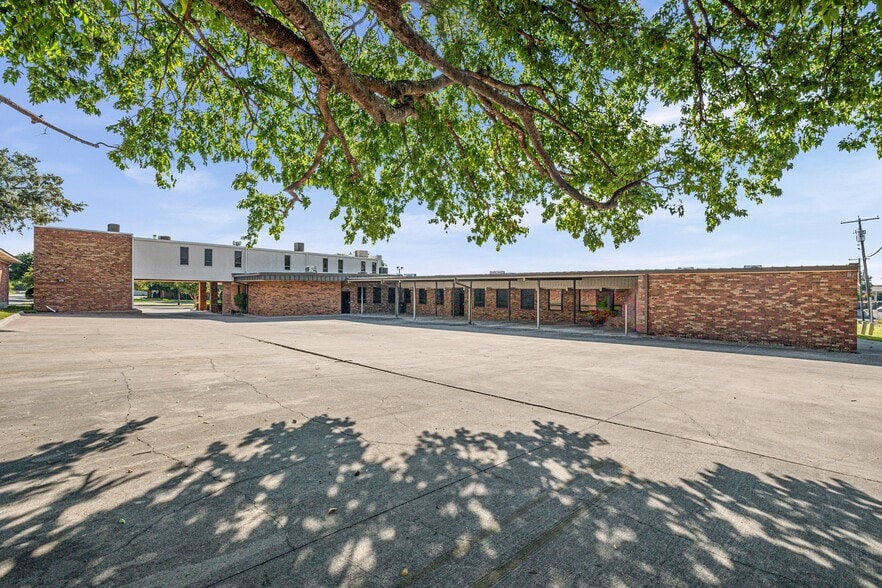 More Photos Of 207 N Ridgeway Dr, Cleburne Office For Sale