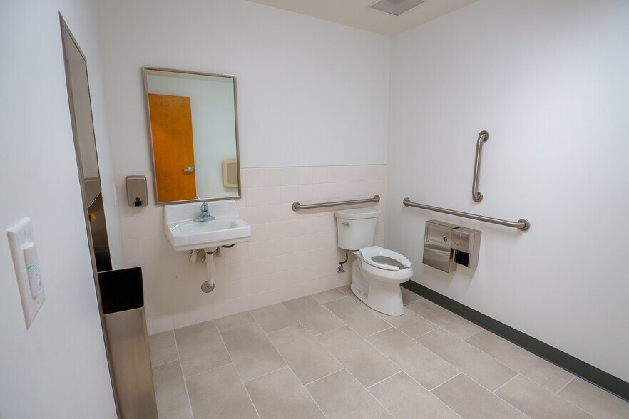 More Photos Of 5005 E Cartier Ave, Las Vegas Service For Lease