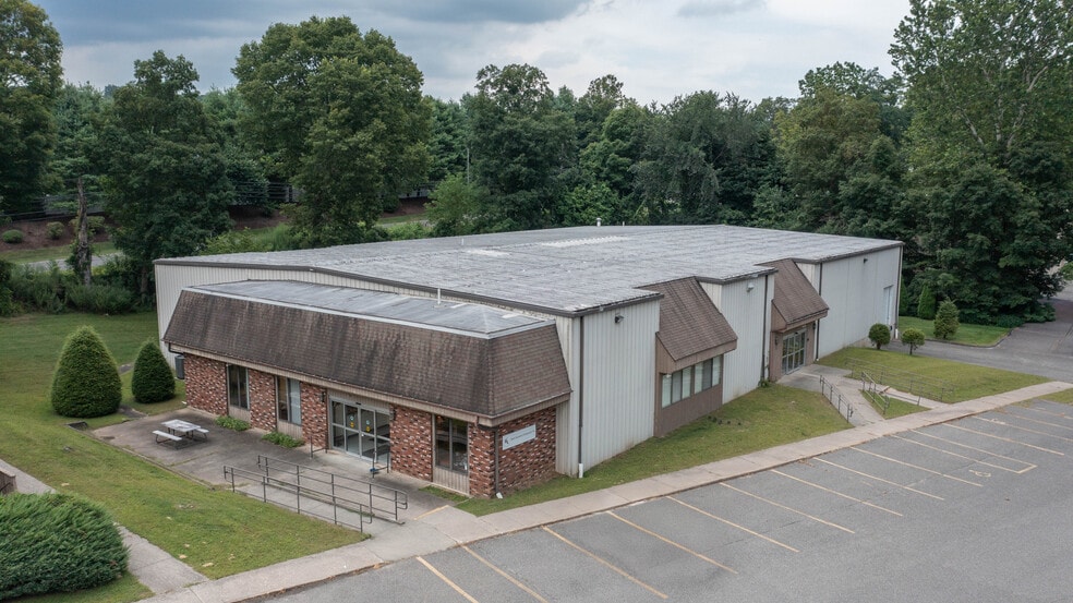 Primary Photo Of 940 Federal Rd, Brookfield Warehouse For Lease