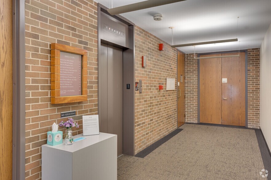 More Photos Of 2000 S Batavia Ave, Geneva Office For Lease