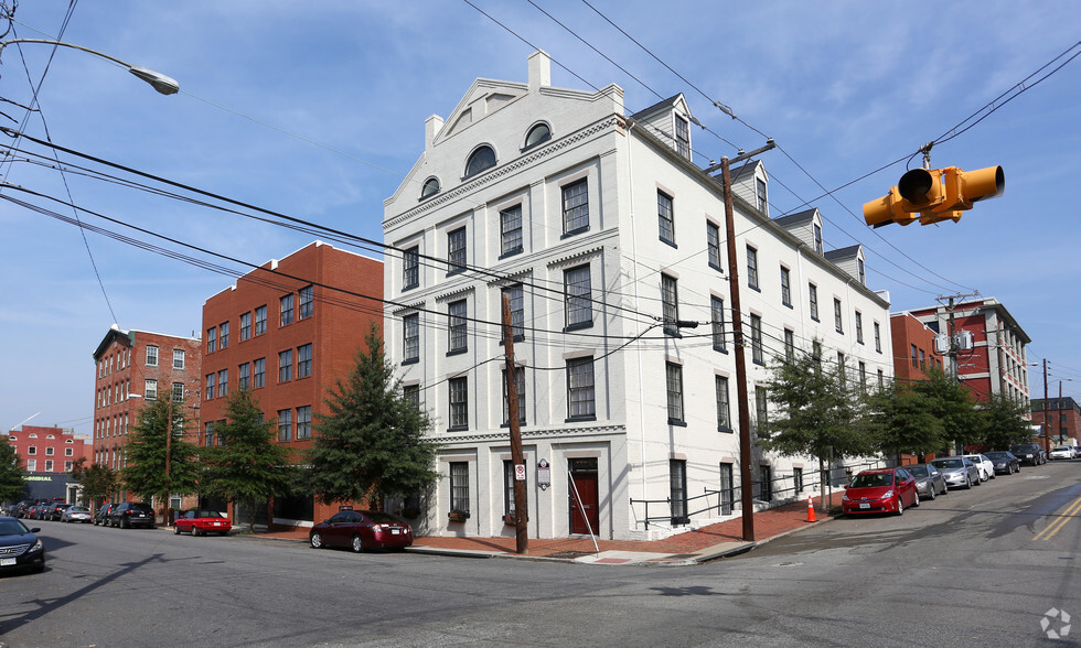 Primary Photo Of 2020 E Franklin St, Richmond Apartments For Lease