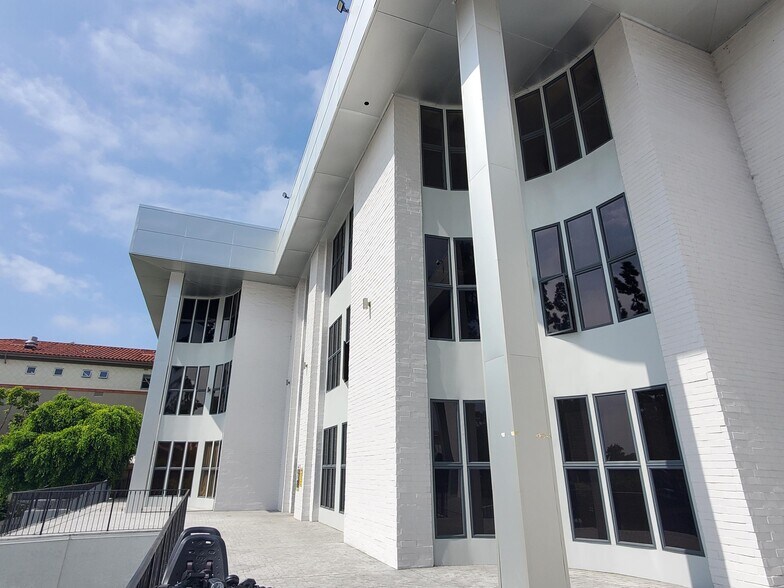 More Photos Of 881 Alma Real Dr, Pacific Palisades Loft Creative Space For Lease