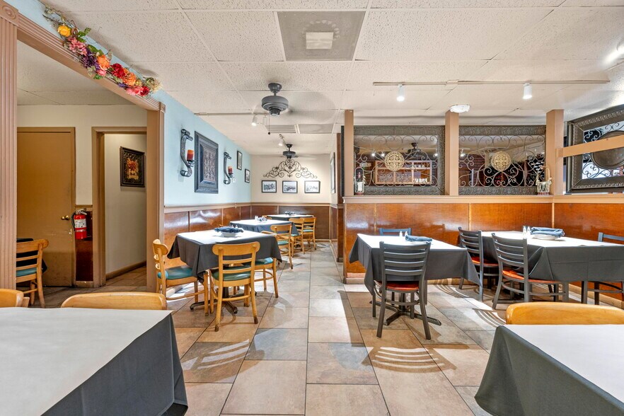 More Photos Of 7390 Shoal Line Blvd, Weeki Wachee Specialty For Sale