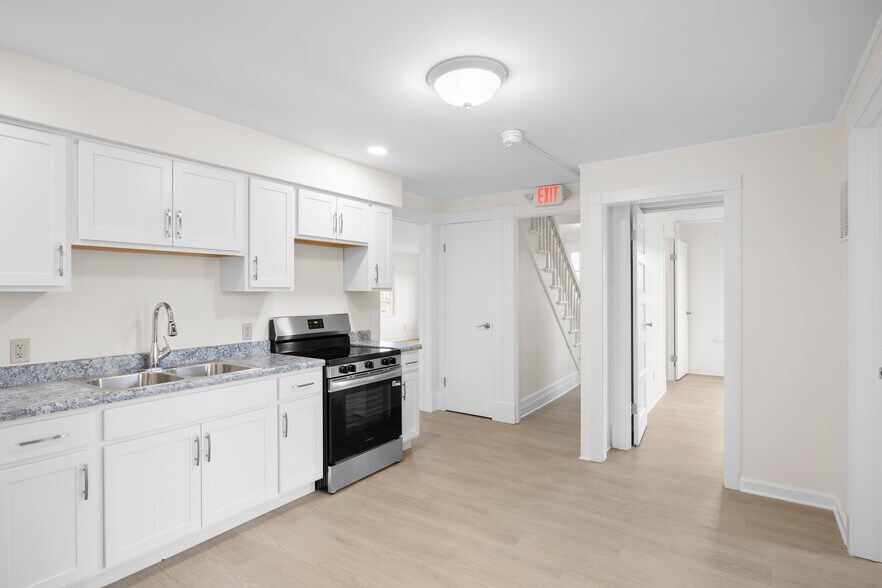 More Photos Of 267 Wolf Rd, Latham Office For Lease