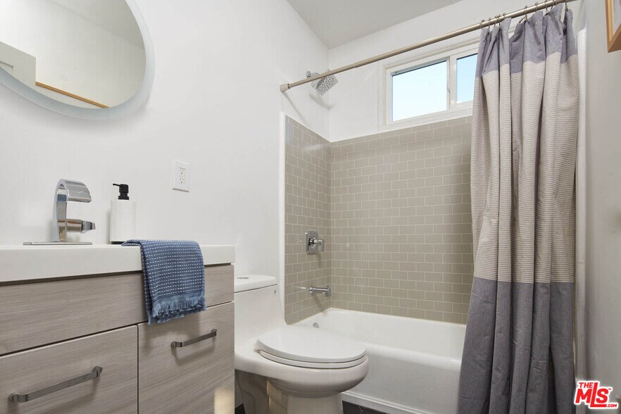 More Photos Of 2818 Abbot Kinney Blvd, Venice Apartments For Sale