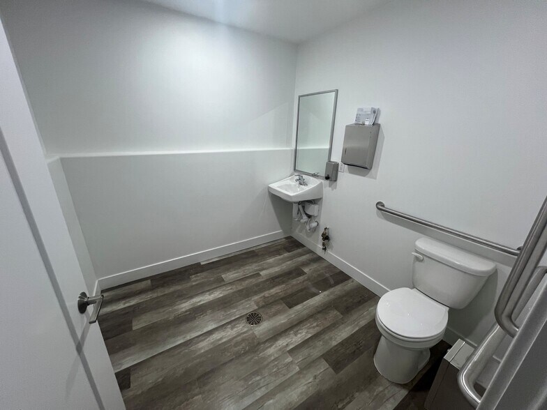 More Photos Of 448 Commerce Dr, Hurricane Warehouse For Sale