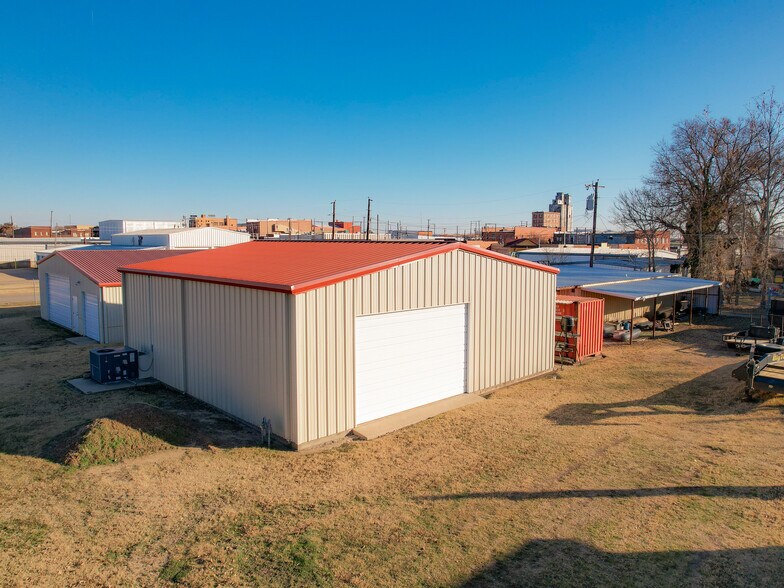 More Photos Of 210-212 N Pine St, Ponca City Light Distribution For Sale