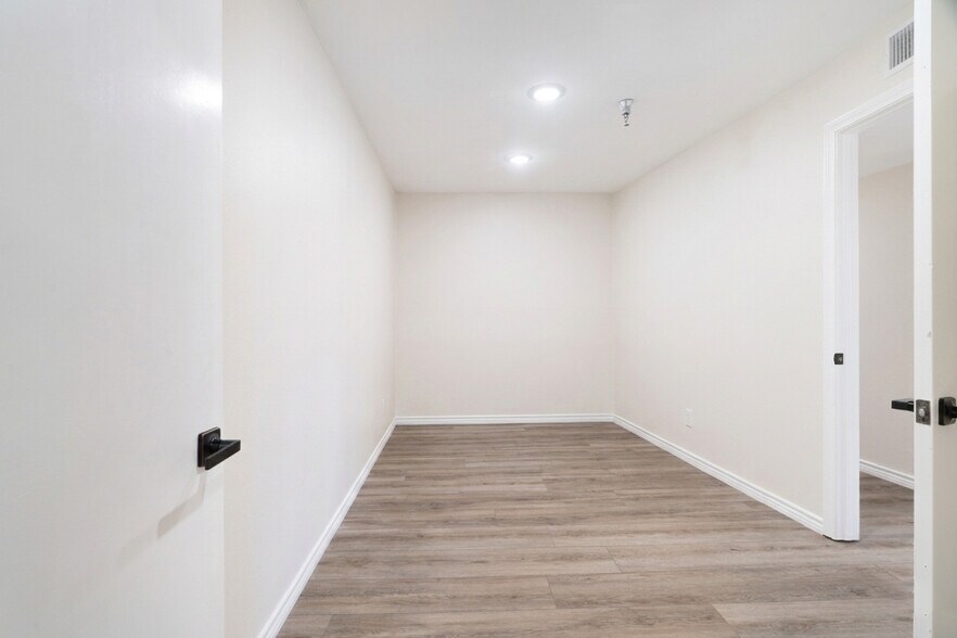 More Photos Of 3790 Lamar Ave, Paris Warehouse For Sale