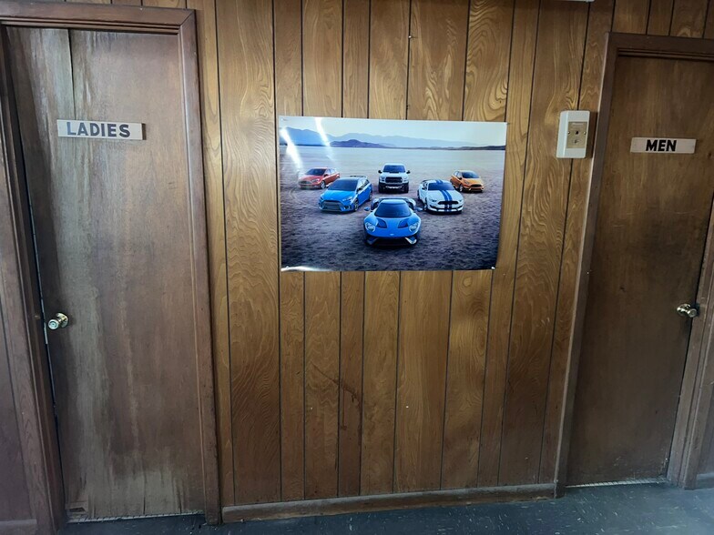 More Photos Of 757 North St, Ashburn Auto Dealership For Sale