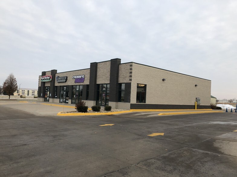 Primary Photo Of 3203-3209 Devils Glen Rd, Bettendorf General Retail For Lease