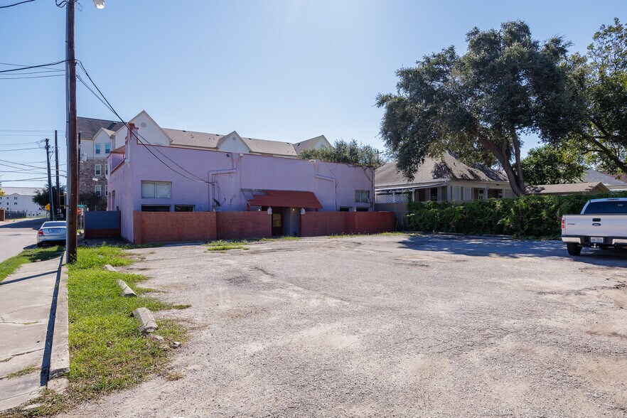 More Photos Of 801 S Carancahua St, Corpus Christi Apartments For Sale