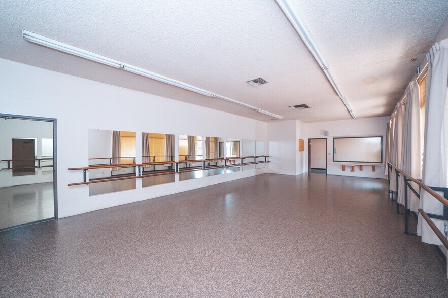 More Photos Of 20942-20948 Bloomfield Ave, Lakewood Unknown For Lease