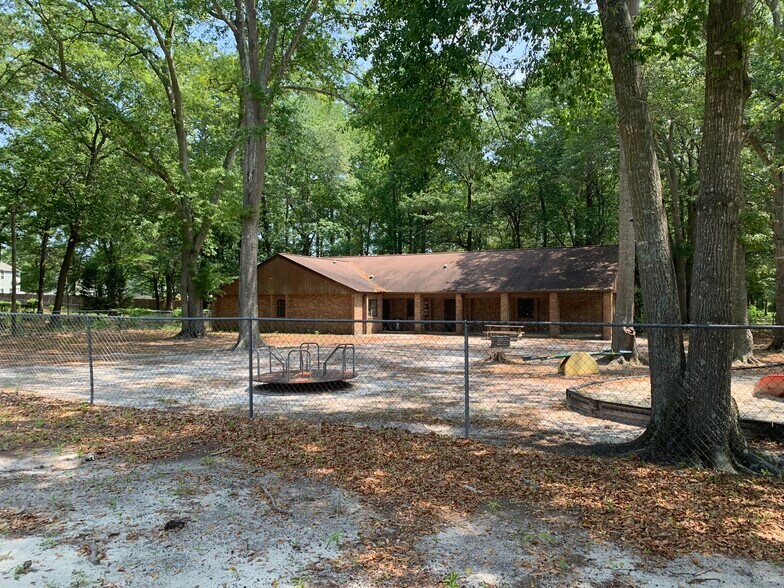 More Photos Of 1500 Chestnut Rd, Elgin Specialty For Sale