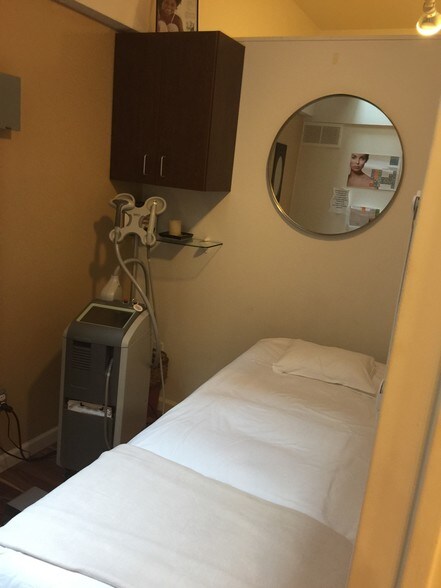 More Photos Of 1608 20th St NW, Washington Storefront Retail Office For Lease