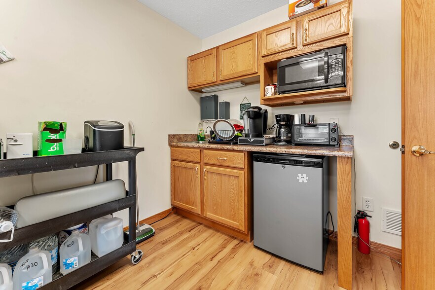 More Photos Of 725 N Pike St, Grafton Office For Sale