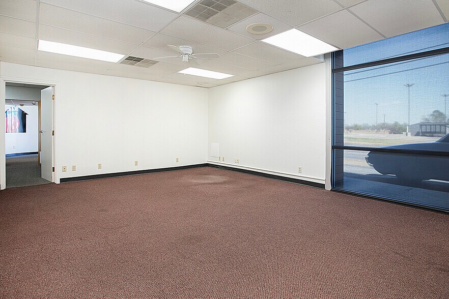 More Photos Of 415 Beckham Ave, Tyler Storefront For Sale