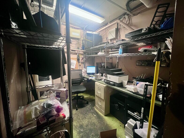 More Photos Of 95 S Main St, Memphis Storefront Retail Office For Sale