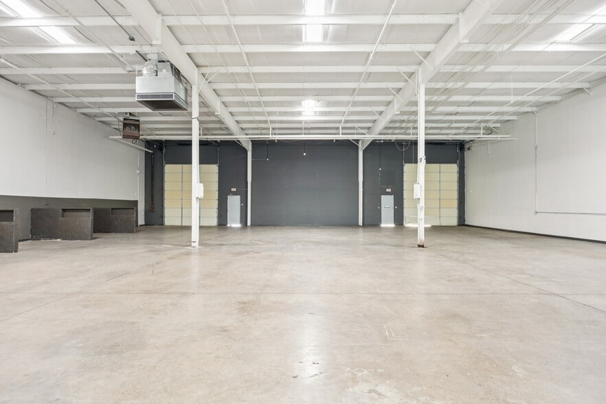 More Photos Of 4748 Algiers St, Dallas Showroom For Lease