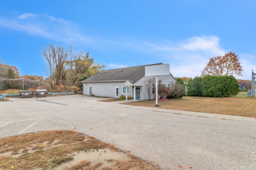 More Photos Of 1361 Memorial Dr, Chicopee Veterinarian Kennel For Sale