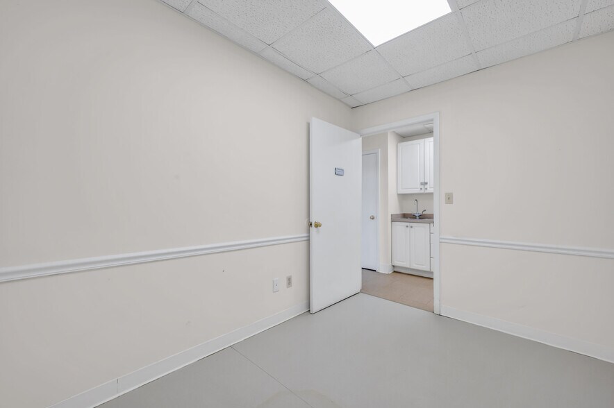 More Photos Of 102-104 S Main St, Manville Office Residential For Lease