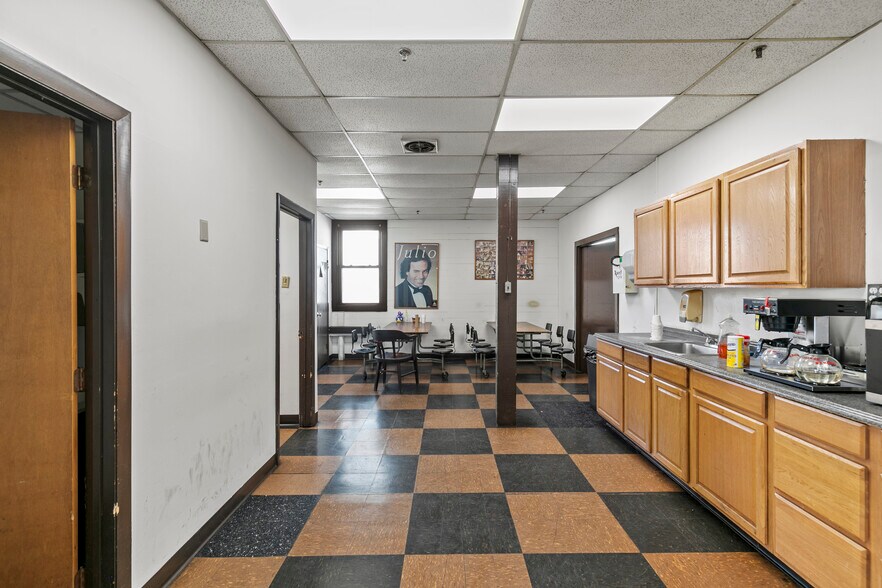 More Photos Of 373 Lexington Ave, New Haven Warehouse For Sale