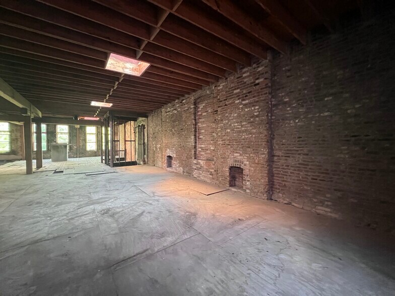 More Photos Of 103 S Court Sq, Memphis Storefront Retail Office For Sale