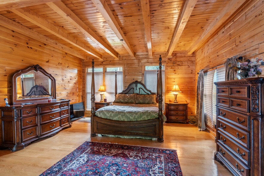 More Photos Of 11501 Popes Head Rd, Fairfax Garden Center For Sale