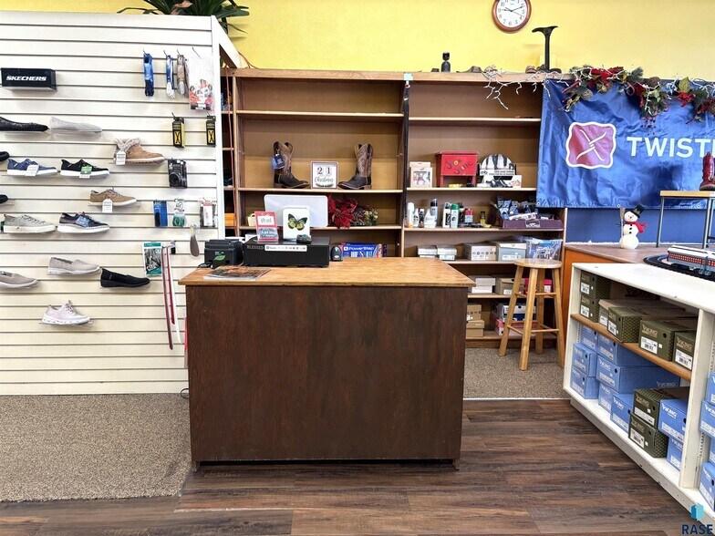 More Photos Of 118 N Broadway Ave, Miller General Retail For Sale